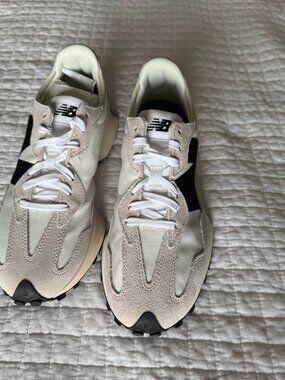 New Balance 327 White/Black Size 8.5 NWT